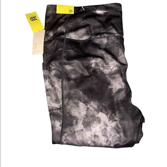 Women's Plus Size Contour Flex Ultra High-
Rise 7/8 Leggings 25" - Picture 3 of 3